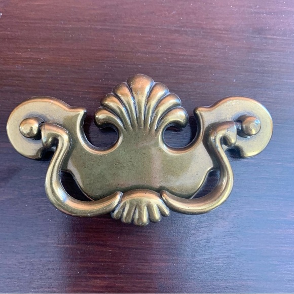 Vintage Shell Motif Brass Drawer Pulls - Picture 2 of 7